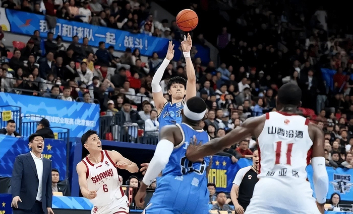 leyu官方入口-曾凡博腰伤麻烦了！归期待定，顺便恢复手指伤势，许利民压力山大|周鹏|赵睿|周琦|复出|受伤_新浪体育_新浪新闻